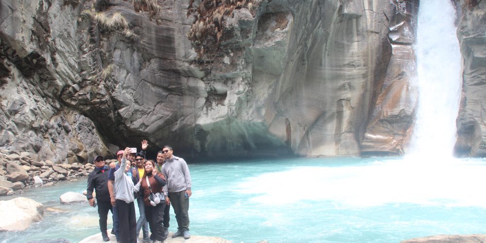 अन्नपूणर् पदमार्गमा मनोरम झरनाको आकर्षण