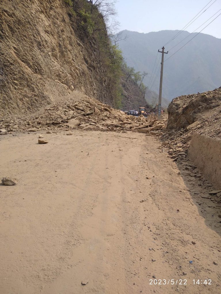 सुख्खा पहिरो झरेपछि नारायणगढ-मुग्लिन सडकखण्ड अवरुद्ध