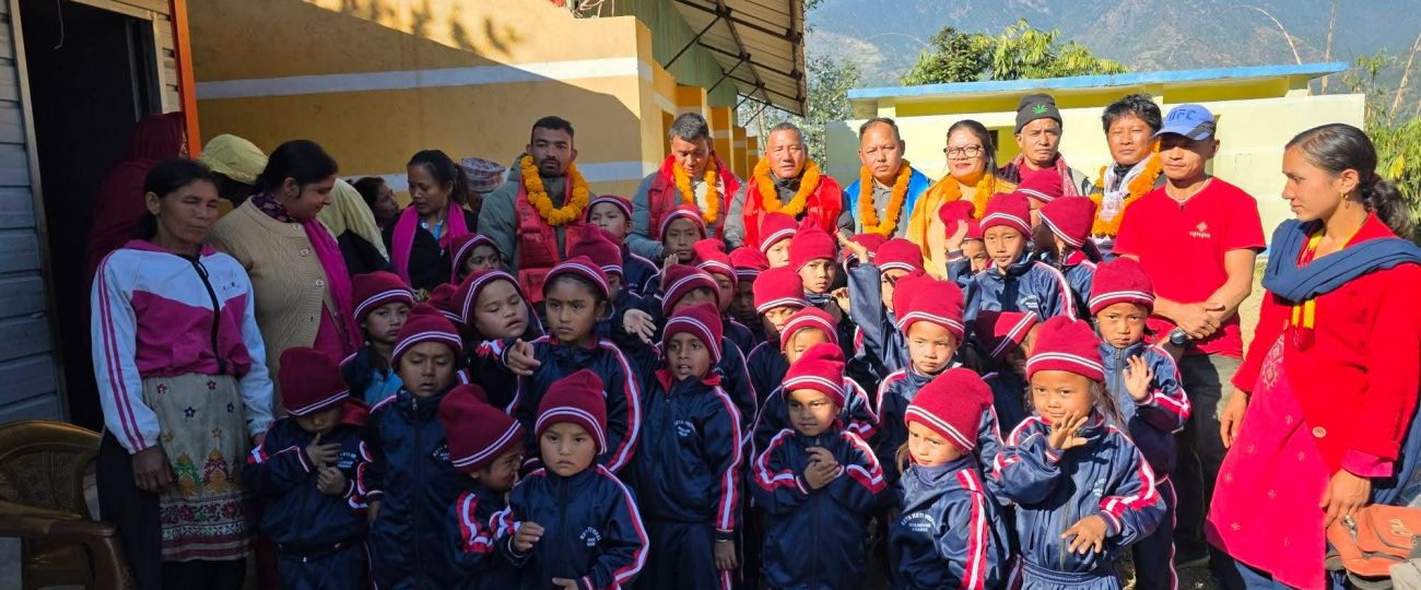 खानीखोलाका पाँच विद्यालयमा न्यानो कपडा र झोला वितरण