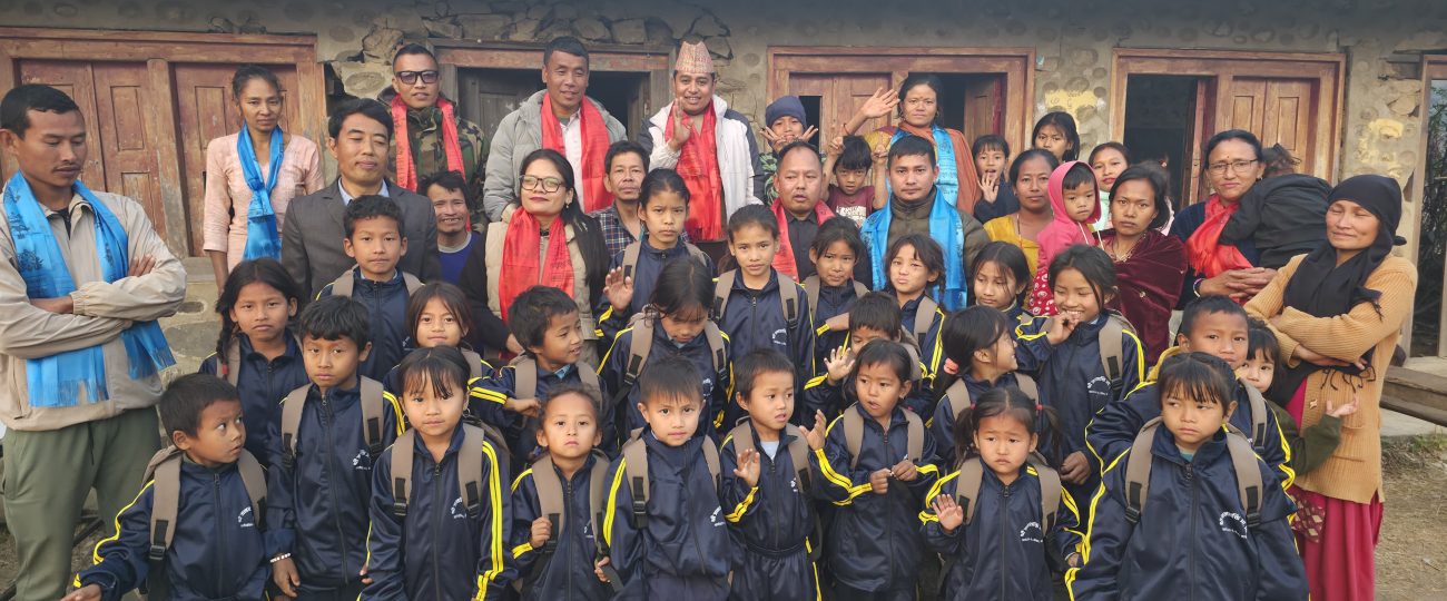 खानीखोलाका तीन विद्यालयमा न्यानो कपडा तथा खाद्यन्न वितरण