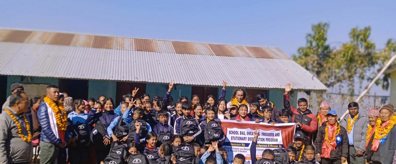 नागदेवी माविमा शिक्षक क्षेत्र तामाङद्वारा न्यानो कपडा र शैक्षिक सामग्री वितरण