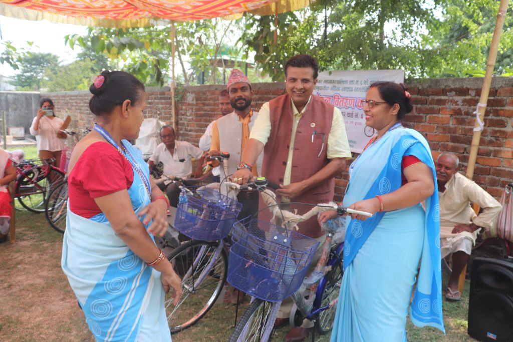 महिला स्वास्थ्य स्वंयमसेविकाहरुलाई साइकल वितरण