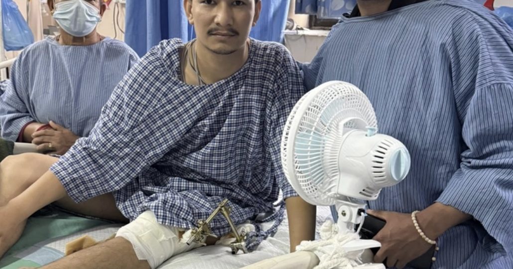 दुर्गेश थापाले काठमाडौंका विभिन्न अस्पतालमा पुगेर जेनजी आन्दोलनका ११ जना घाइतेलाई  आर्थिक सहयोग  गरे।