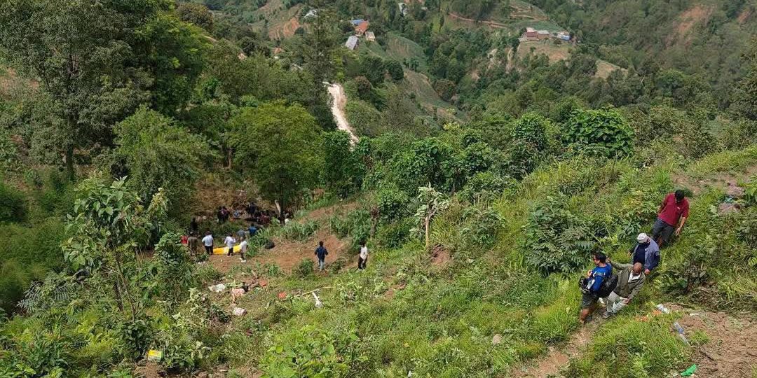 बीपी राजमार्गको सेल्फी डाँडामा बस दुर्घटना : ८ जनाको मृत्यु, सबैको सनाखत(विवरण सहित)